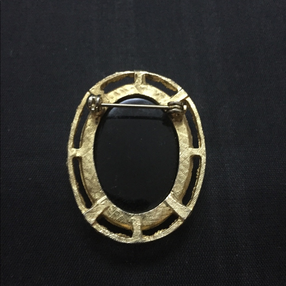 Vintage Cameo Brooch - Picture 5 of 5